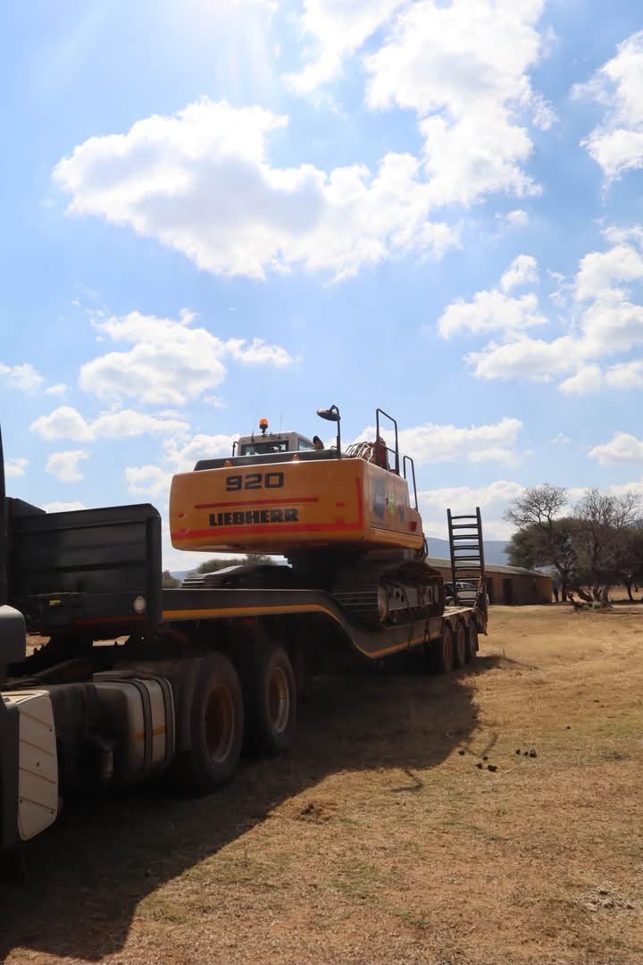 Liebherr 920 excavator transported on a lowbed